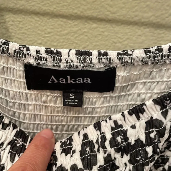 NWOT Aakaa woman’s black and white flowered dress - Picture 4 of 9